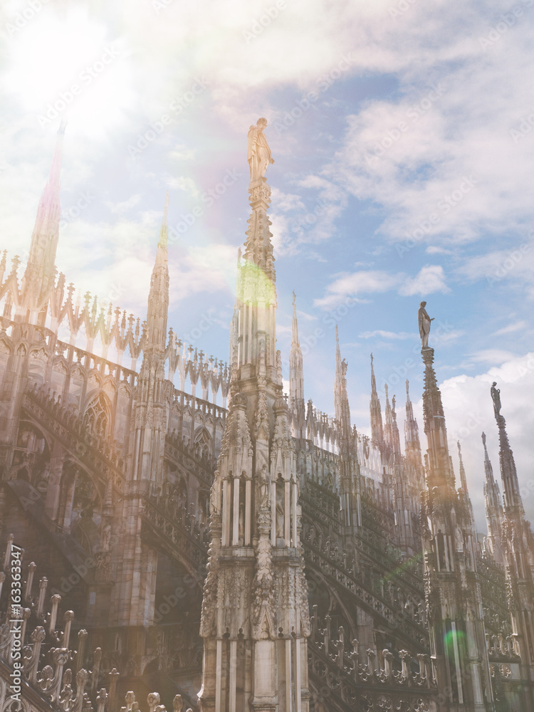 Dom im Sonnenschein mit blauem Himmel - Mailand Italien