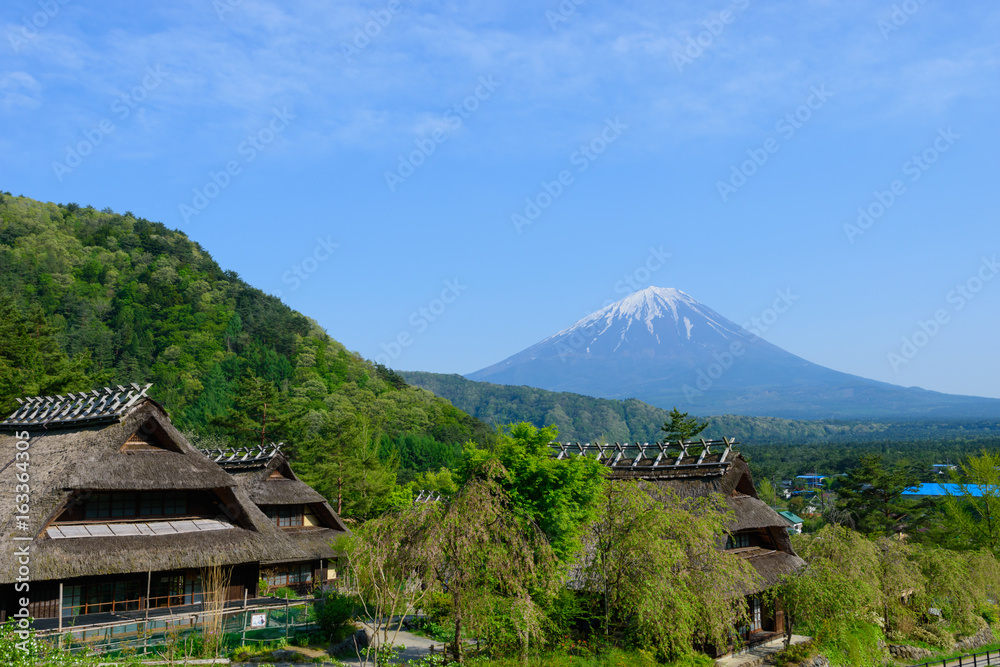古民家と富士山