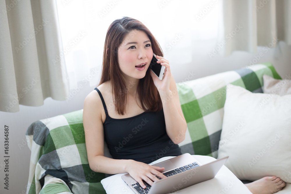 くつろぐ女性 くつろぐ女性