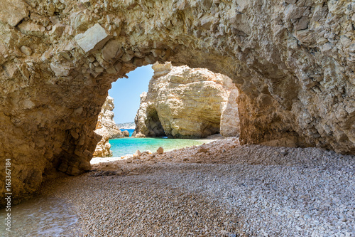 Felsbogen am Kastelli Strand auf Kato Koufonisi, Griechenland