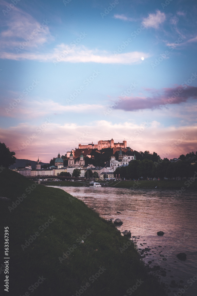 Salzburger Altstadt und Salzach am Abend, Abendrot