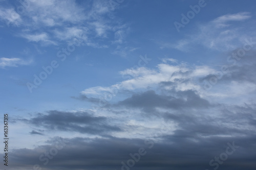 青空と雲（流れる、漂流などのイメージ）