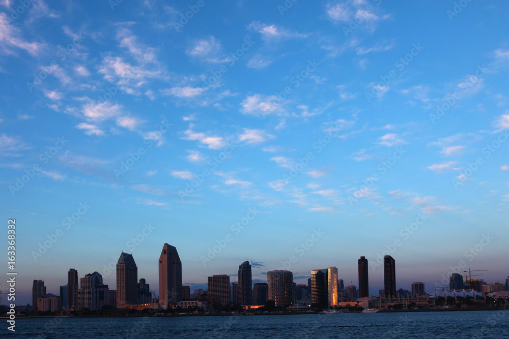 Fototapeta premium The San Diego skyline at dusk