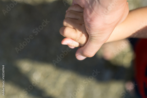 Parents holding hands © sokazunana7