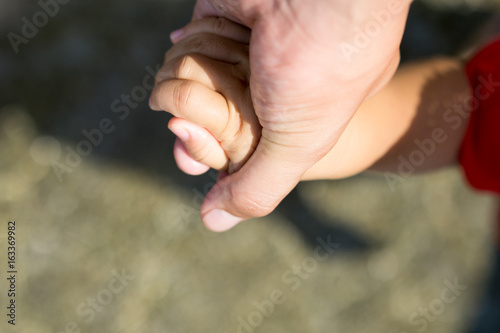 Parents holding hands © sokazunana7