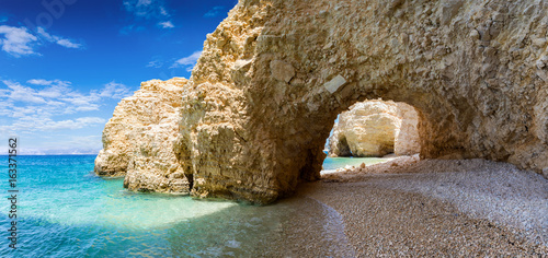 Fototapeta Naklejka Na Ścianę i Meble -  Kastelli Strand mit Steinbogen und türkisem Wasser in Kato Koufonisi, Griechenland