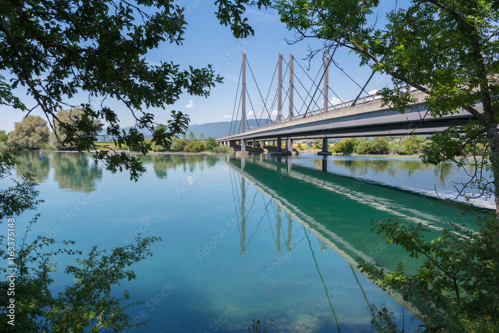 Idylle am Fluss am Wasser - Brücke mit Spiegelung über das Wasser