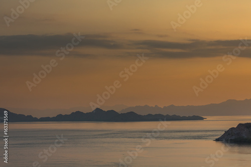 Sonnenuntergang im Komodo-Archipel  Kleine Sundainseln  - Indonesien