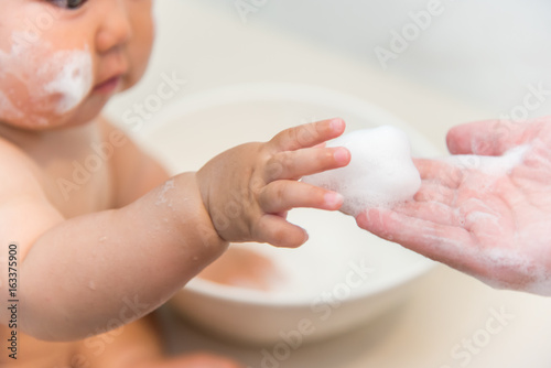 体を洗う赤ちゃん