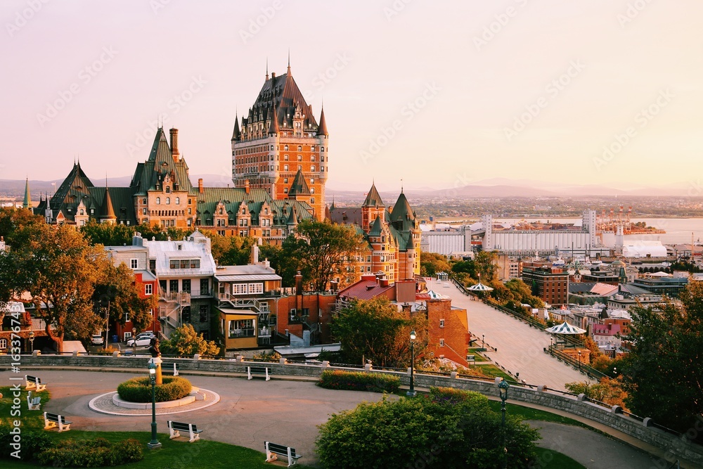 Naklejka premium Zamek Frontenac w starym mieście Quebec w pięknym świetle wschodu słońca. Koncepcja podróży, wakacji, historii, pejzażu miejskiego, przyrody, lata, hoteli i architektury