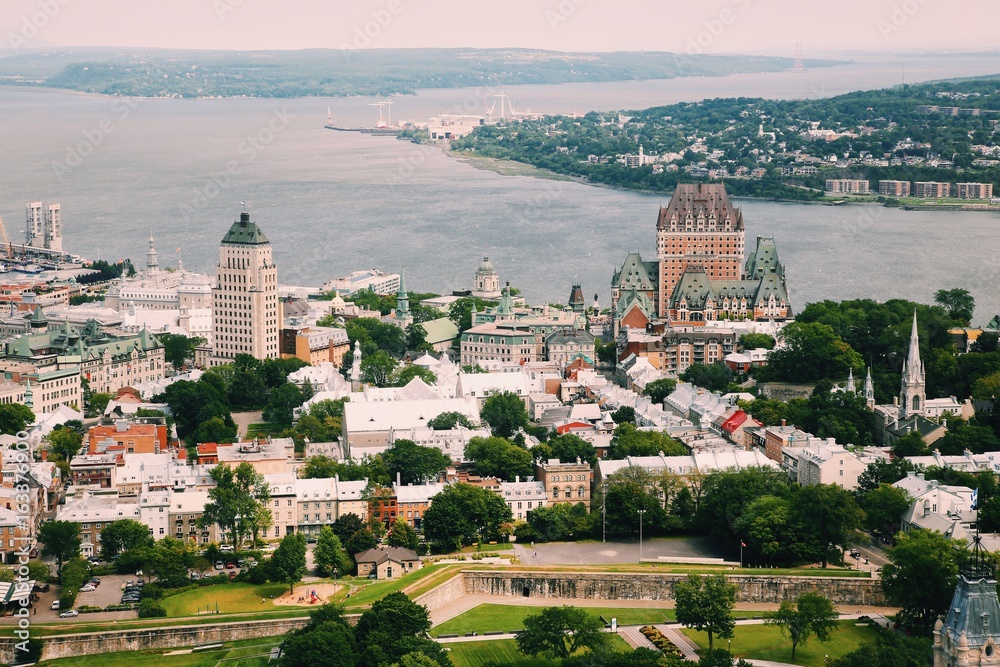 Naklejka premium Zamek Frontenac w starym mieście Quebec w pięknym świetle wschodu słońca. Koncepcja podróży, wakacji, historii, pejzażu miejskiego, przyrody, lata, hoteli i architektury