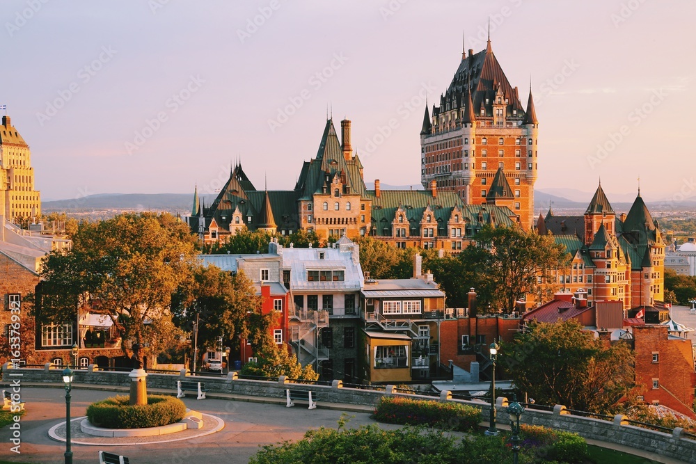 Naklejka premium Zamek Frontenac w starym mieście Quebec w pięknym świetle wschodu słońca. Koncepcja podróży, wakacji, historii, pejzażu miejskiego, przyrody, lata, hoteli i architektury