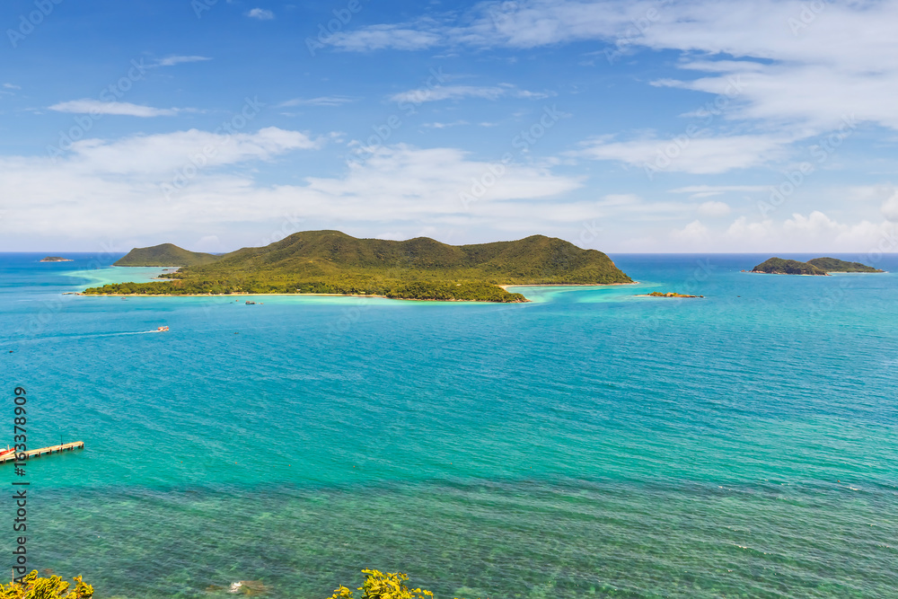 Fototapeta premium Tropical island and clear turquoise sea