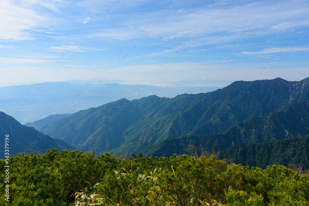 Fototapeta premium 北アルプス・常念岳と安曇野の町並み