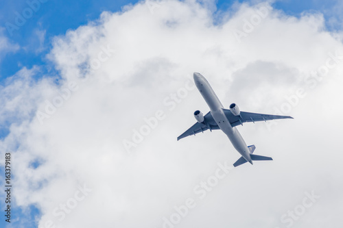 Flieger Flugzeug vor blauem Himmel