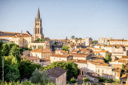 Papier peint Beautiful cityscape view on Saint Emilion village in Bordeaux region during the