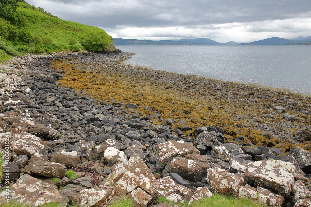 The colorful beach of Tianavaig Bay close to Camastianavaig, Isle of Skye, Highlands, Scotland, UK