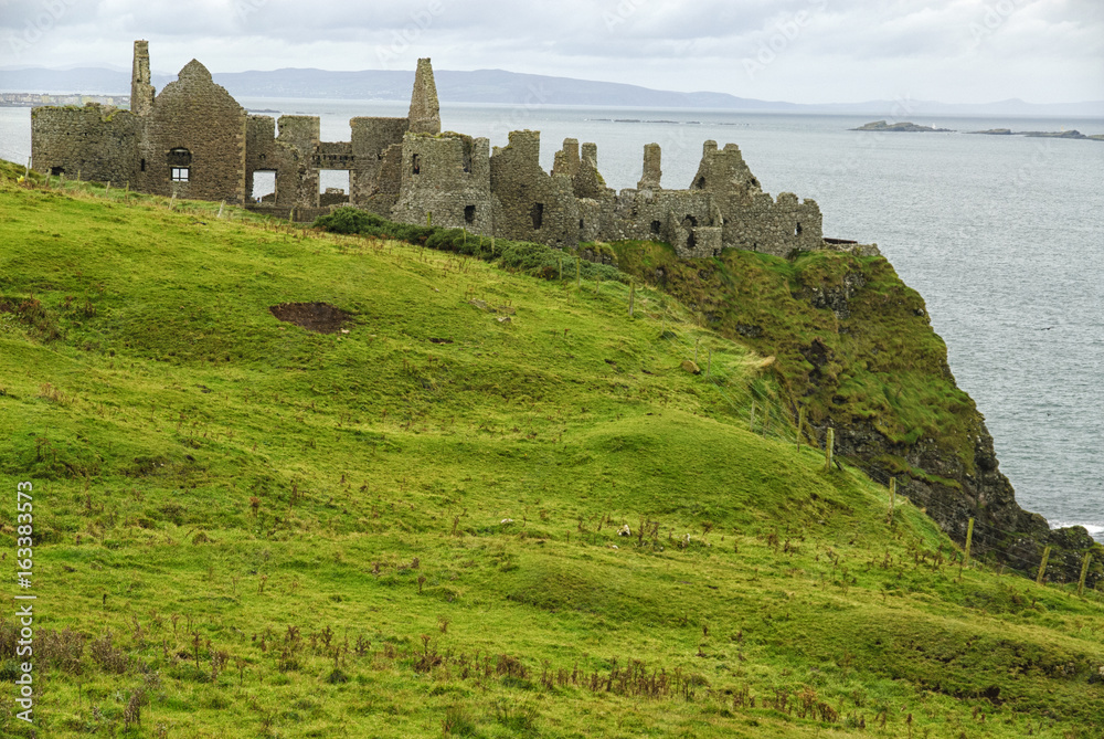 Vista panoramica dell'antico castello diroccato di Dunluce, Irlanda
