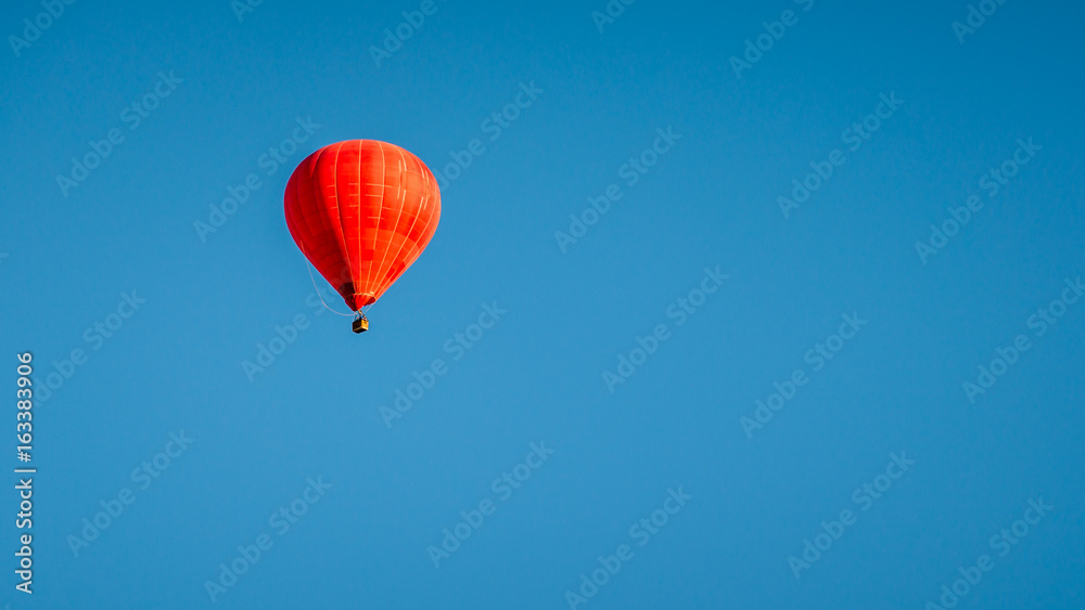 Fototapeta premium Solitary Red Balloon