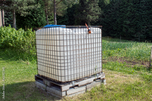 Obraz na plátne Square plastic water tank in the garden