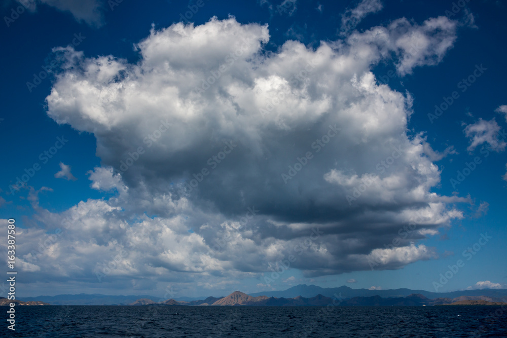 Mächtige Wolkenformation über den kleinen Sundainseln