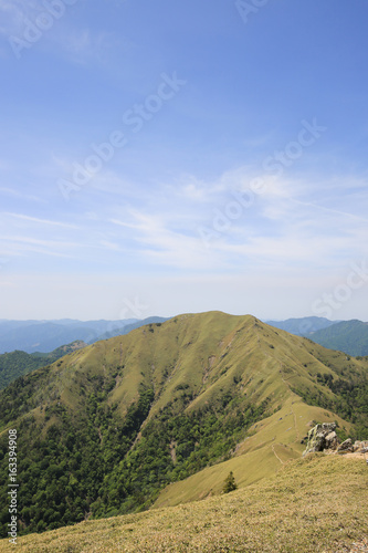 徳島県 剣山山頂から見た次郎笈