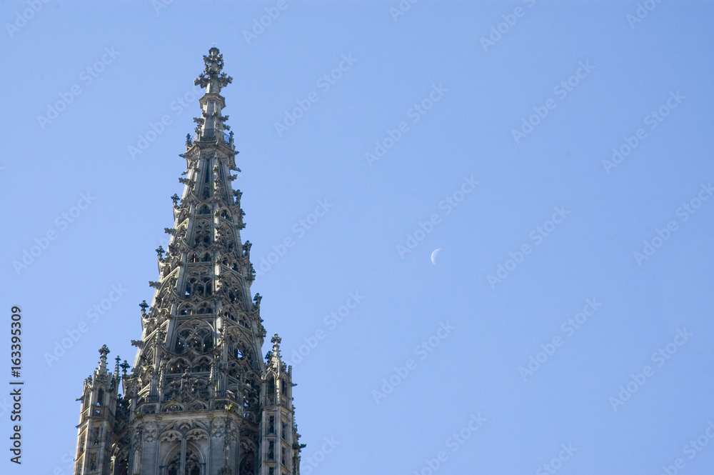 Kirchturmspitze mit Mondsichel