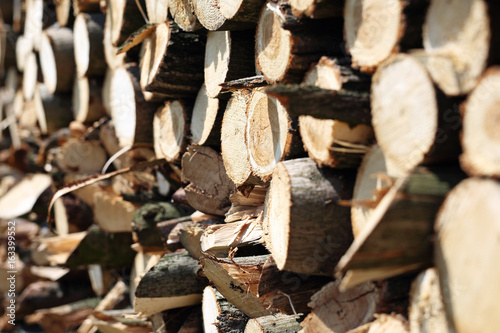 Pocięte drewno opałowe i kominkowe.Drewno opałowe poukładane w komórce do przechowywania drewna.