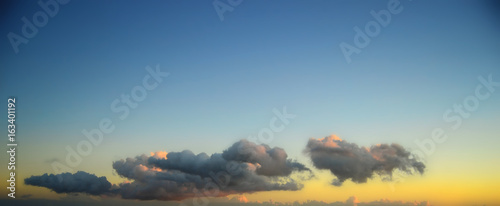 Banner con nuvole al tramonto © oraziopuccio