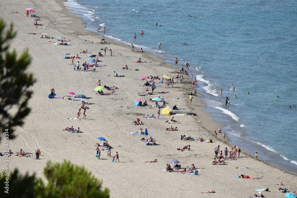 Baigneurs sur la plage de La Franqui à Leucate, Aude, Occitanie. Baigneurs sur la plage de La Franqui à Leucate, Aude, Occitanie.