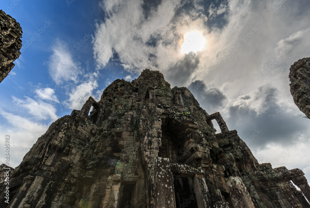 Bayontempel in Angkor im Gegenlicht
