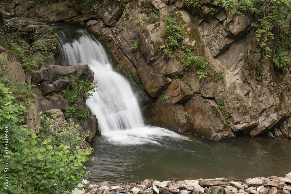 Obraz premium The Zaskalnik waterfall in the Pieniny mountains, Poland.