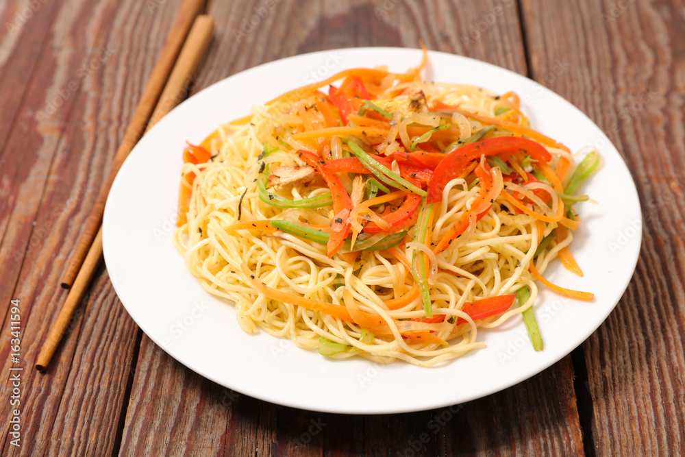 fried noodles with vegetables