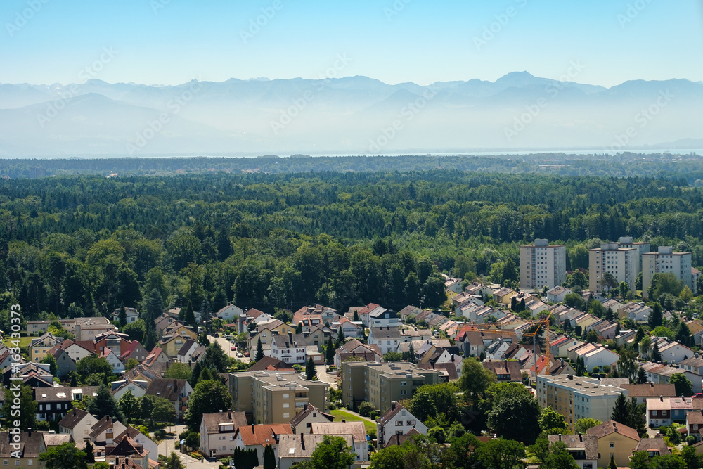Vogelperspektive von Friedrichshafen auf die Alpen