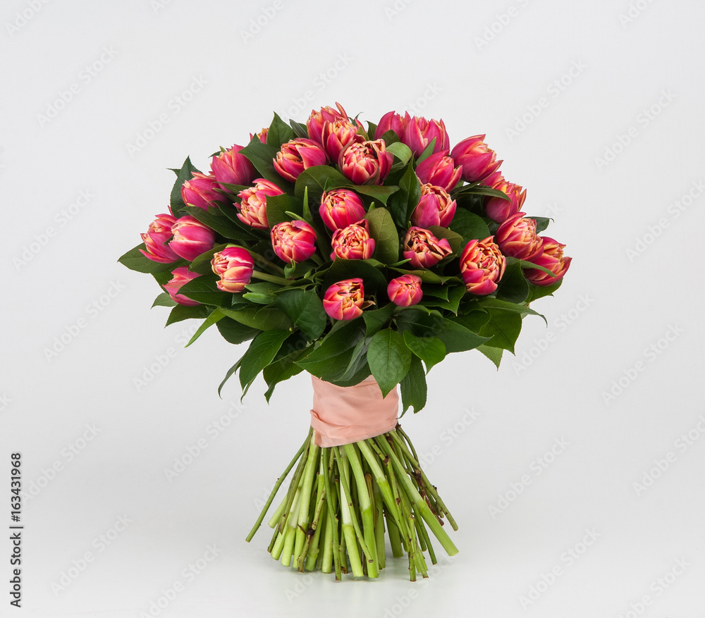 Obraz premium bouquet of spring flowers on white background 