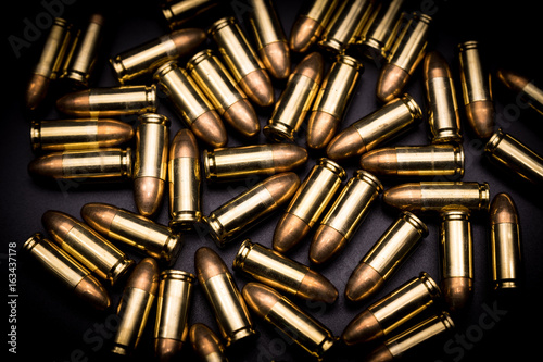 Obraz na plátně 9 mm full metal jacket bullet on black background