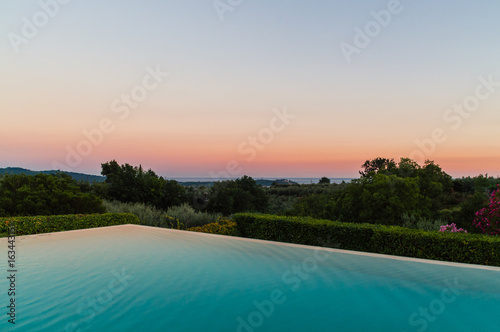 piscina al tramonto 