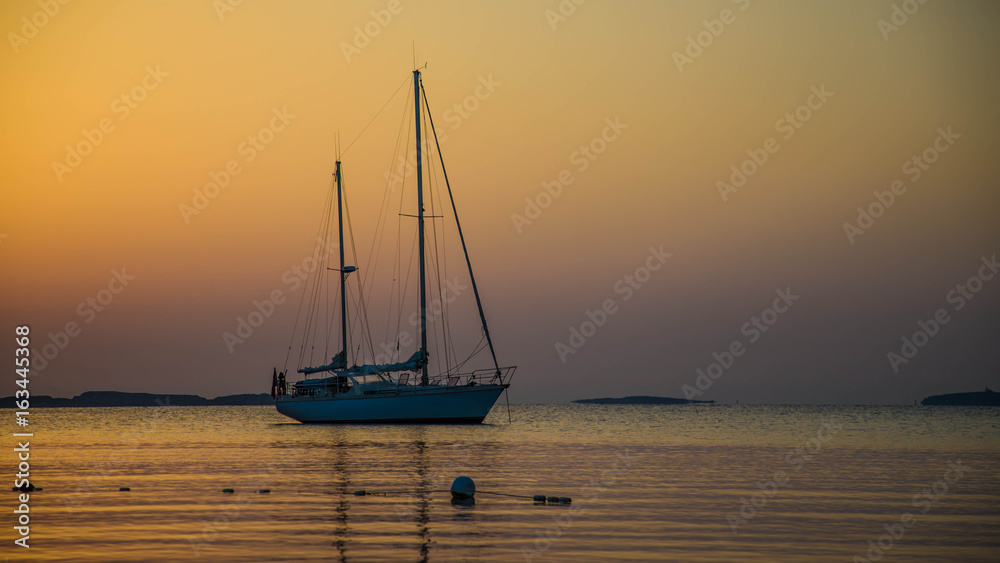 Barca a vela ancorata in mare all'alba