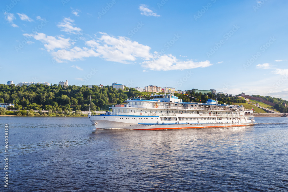 The ship sails along the Volga along Nizhny Novgorod