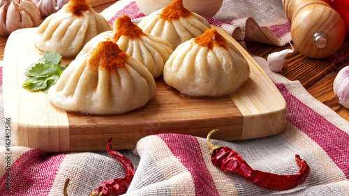 Foto dumplings with meat, spices and vegetables