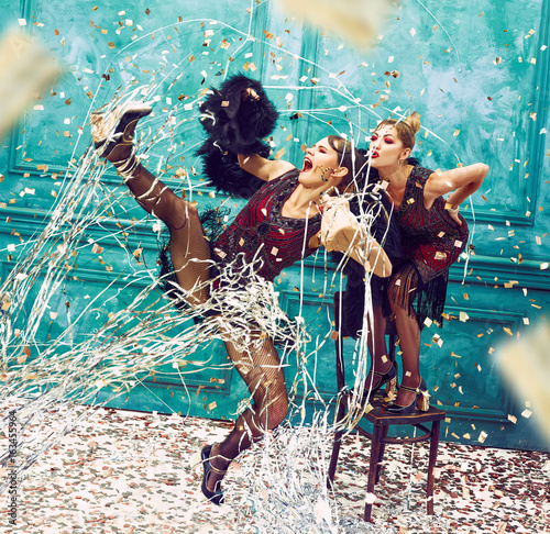 Fototapeta Studio strzał dwóch żeńskich grup tancerzy retro