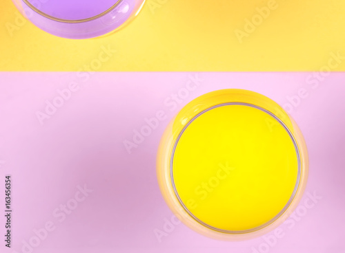 лавандовый и жёлтый цвет предметов на фотографии 