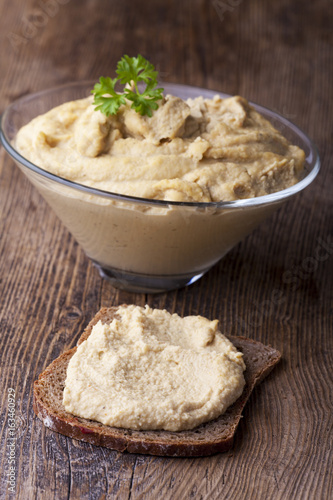 Schale mit hausgemachten Humus photo