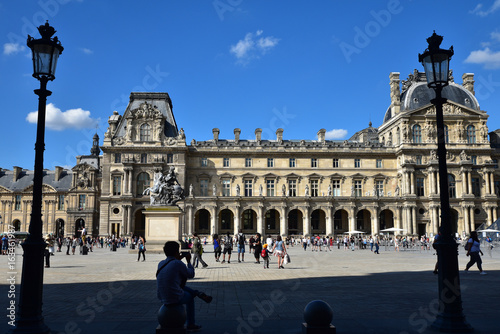 Cour Napoléon au palais du Louvre à Paris en été, France