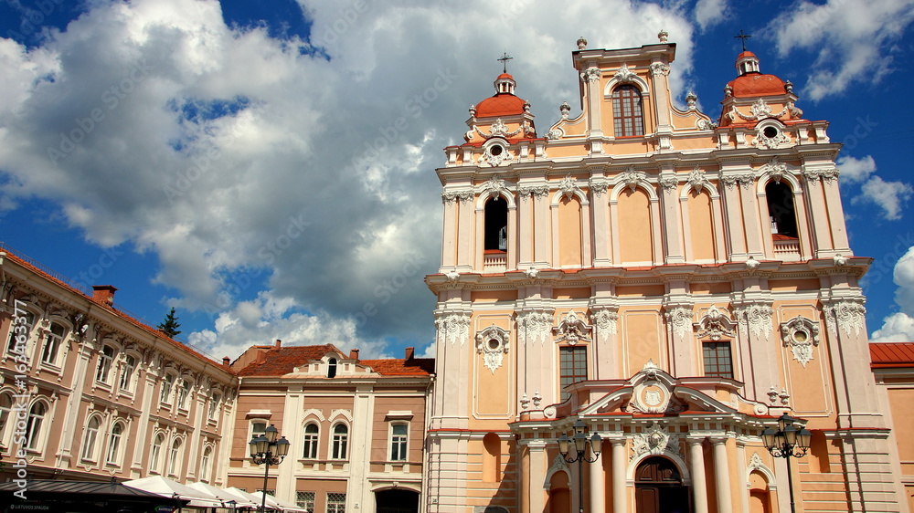 St.Kasimir-Kirche vor schönem Wolkenhimmel in Vilnius in Litauen