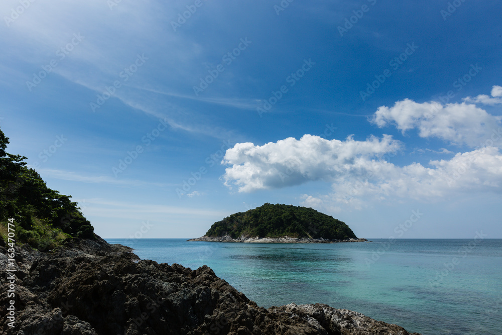 Fototapeta premium Island under blue sky