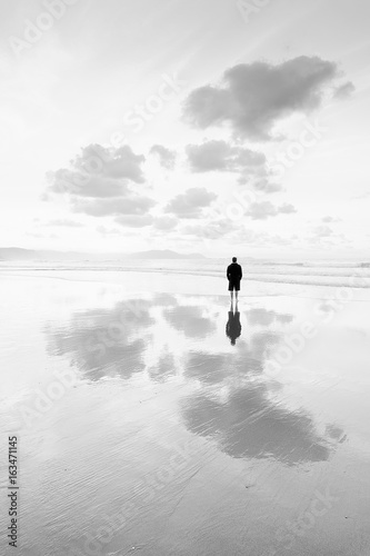 Canvastavla person thinking in the beach looking at sea