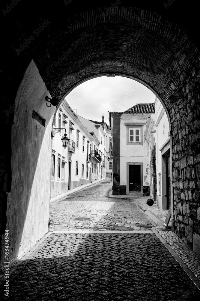 Walking in the walled old town of Faro (portugal) Walking in the walled old town of Faro (portugal)