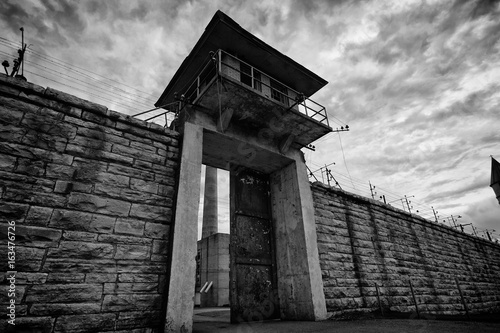 Canvastavla Am old and closed down prison