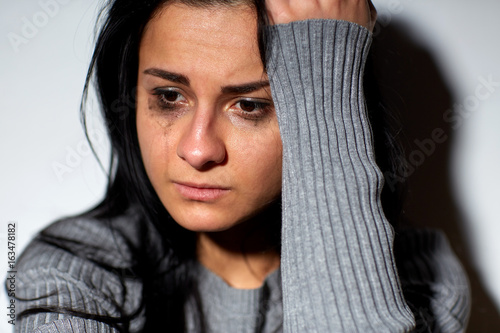 Valokuvatapetti close up of unhappy crying woman